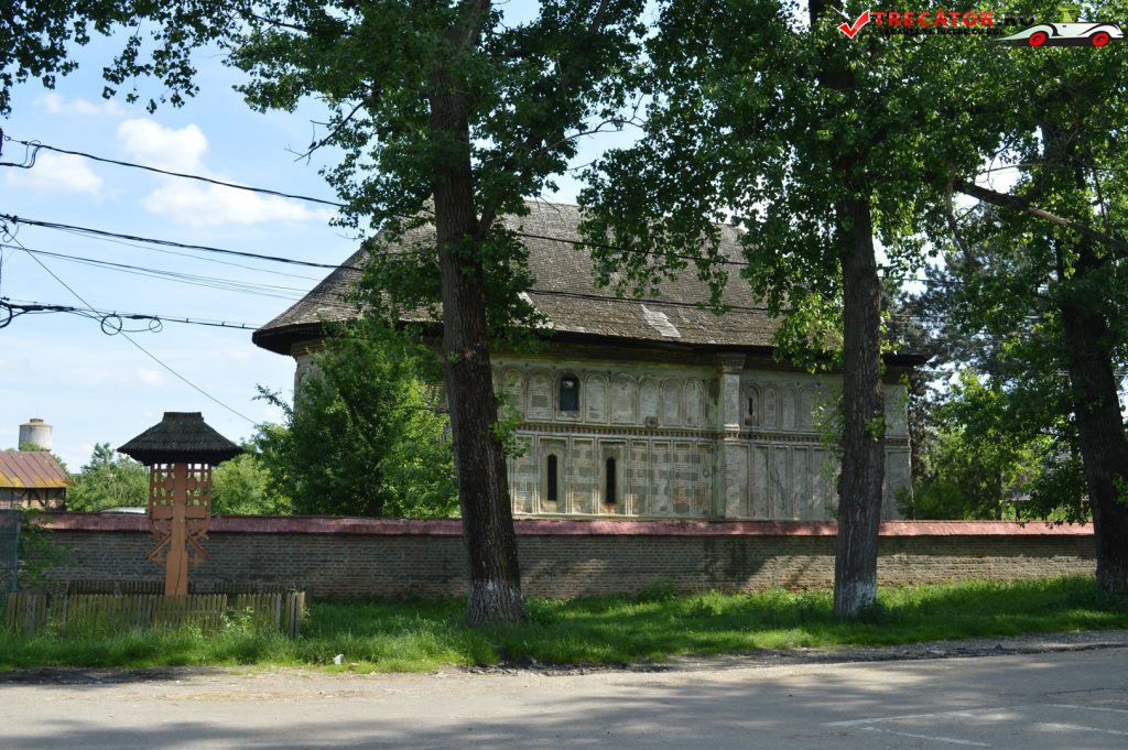 Biserica Sfanta Treime Golesti 1